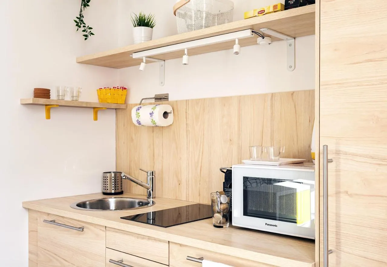 A Yellow Touch - Modern Studio In Isola Milano Italy